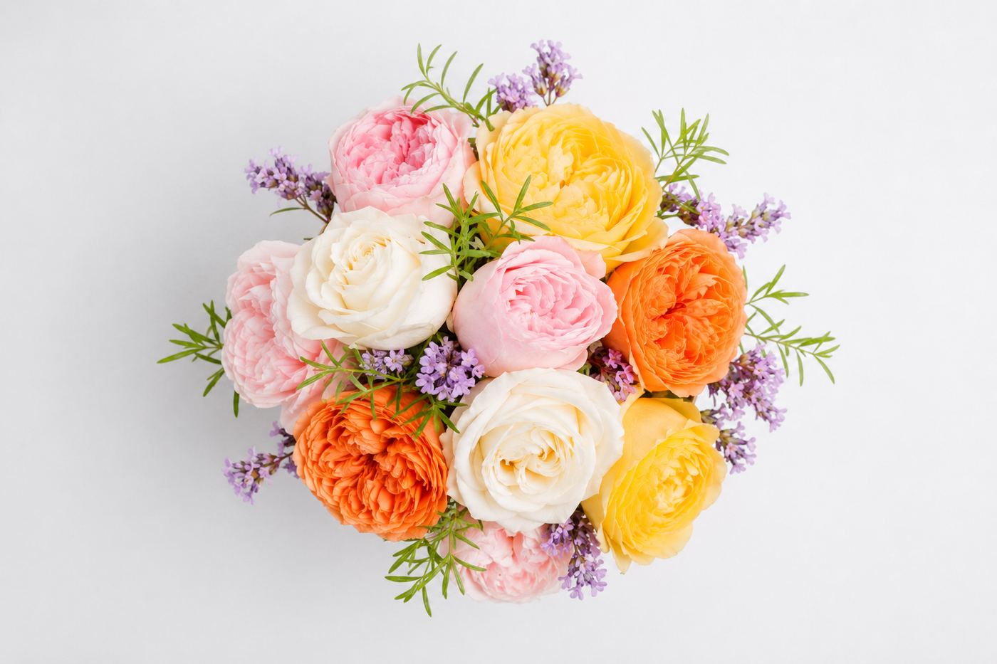 Runder Rosenstrauß in Rosa, Gelb, Orange und Weiß von oben
